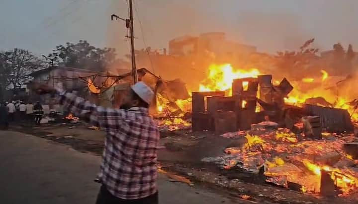आगीवर नियंत्रण मिळवण्याचा प्रयत्न सुरू आहे.
