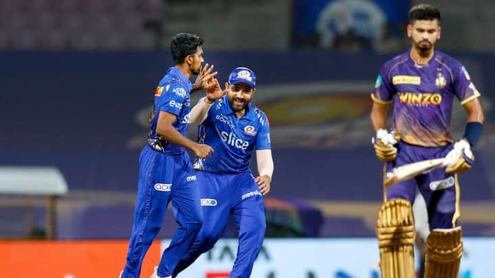 Rohit can now leave David Warner behind in terms of most fours. Warner has hit 663 fours. Rohit has a chance to do this feat.
