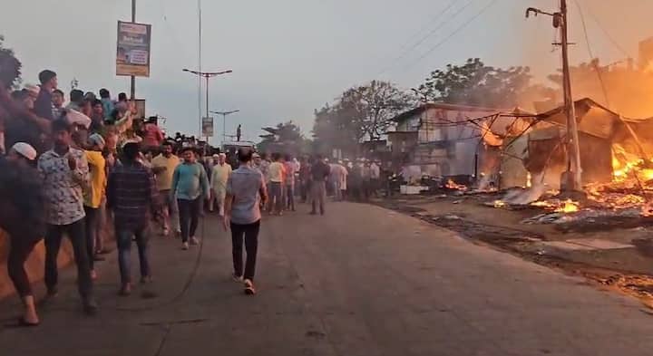 सुदैवाने आगीत कुणीही अडकलं नसल्यानं कुठलीही जीवितहानी नाही.
