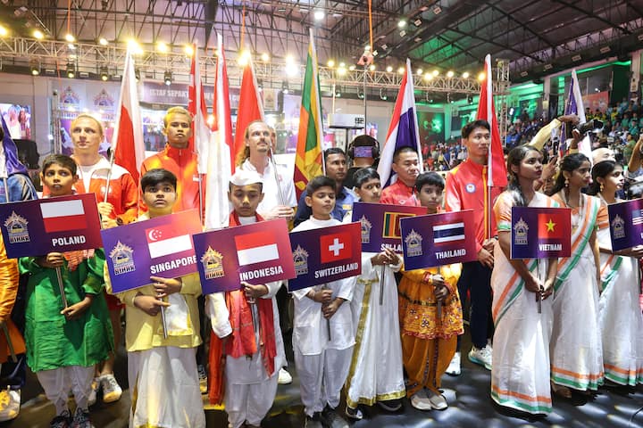 सेपकटकरा दक्षिण-पूर्व एशिया का एक पारंपरिक खेल है, जिसमें खिलाड़ी बांस से बनी एक विशेष गेंद (सेपक) को पैरों, सिर, घुटनों और छाती की मदद से खेलते हैं.