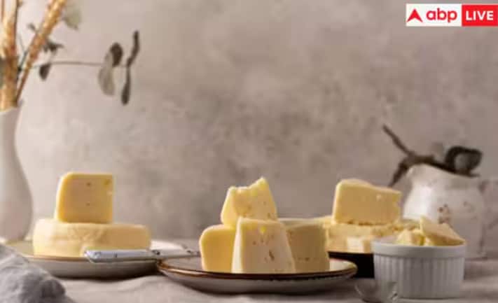 ਘਿਓ ਅਤੇ ਮੱਖਣ ਵਿੱਚ ਕੈਲੋਰੀ: ਮੱਖਣ ਪ੍ਰਤੀ 100 ਗ੍ਰਾਮ 717 kcal ਪ੍ਰਦਾਨ ਕਰਦਾ ਹੈ, ਜਿਸ ਵਿੱਚ 51% ਹੈਲਥੀ ਫੈਟ , 71 ਪ੍ਰਤੀਸ਼ਤ ਅਤੇ 3 ਗ੍ਰਾਮ ਅਨਹੈਲਥੀ ਹੁੰਦਾ ਹੈ। 100 ਗ੍ਰਾਮ ਘਿਓ 900 kcal ਪ੍ਰਦਾਨ ਕਰਦਾ ਹੈ ਜਿਸ ਵਿੱਚ 60% ਹੈਲਥੀ ਫੈਟ ਹੁੰਦਾ ਹੈ ਅਤੇ ਬਿਲਕੁਲ ਵੀ ਕੋਈ ਅਨਹੈਲਥੀ ਫੈਟ ਨਹੀਂ ਹੁੰਦਾ। ਦੁਕਾਨ ਤੋਂ ਘਿਓ ਖਰੀਦਦੇ ਸਮੇਂ, ਇਹ ਯਕੀਨੀ ਬਣਾਓ ਕਿ ਤੁਸੀਂ ਲੇਬਲ ਨੂੰ ਚੰਗੀ ਤਰ੍ਹਾਂ ਪੜ੍ਹਿਆ ਹੈ। ਜੇਕਰ ਇਸ 'ਤੇ 'ਵਣਸਪਤੀ ਘਿਓ' ਲਿਖਿਆ ਹੈ ਤਾਂ ਸੰਭਾਵਨਾ ਹੈ ਕਿ ਇਹ ਰਵਾਇਤੀ ਘਿਓ ਨਹੀਂ ਹੈ ਅਤੇ ਇਸ ਵਿੱਚ ਅਨਹੈਲਥੀ ਫੈਟ ਹੋ ਸਕਦ ਹੈ। ਜੇਕਰ ਤੁਸੀਂ ਚਿੱਟਾ ਮੱਖਣ ਖਾ ਰਹੇ ਹੋ ਤਾਂ ਬਿਨਾਂ ਨਮਕ ਵਾਲਾ ਮੱਖਣ ਨਾ ਖਾਓ।