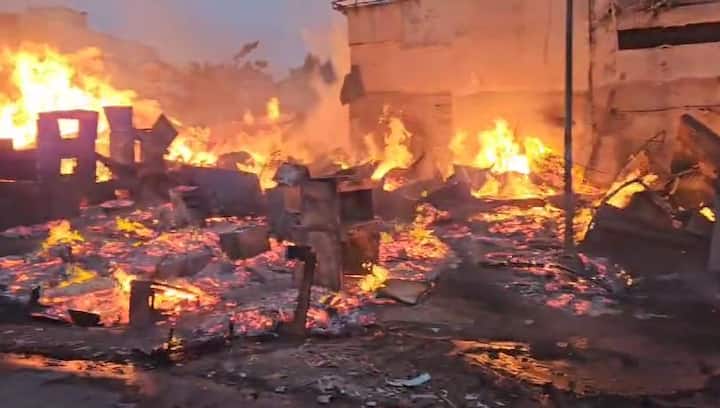 छत्रपती संभाजीनगरमधील आझाद चौकातील फर्निचरच्या दुकानांना भीषण आग लागली.