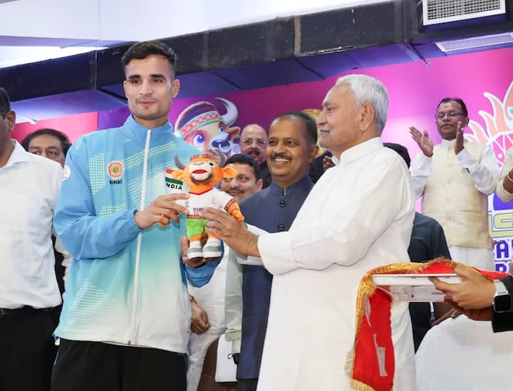 कार्यक्रम के दौरान इंटरनेशनल सेपकटकरा फेडरेशन के सेक्रेटरी जेनरल दातुक अब्दुल हलीम कादिर ने मुख्यमंत्री को प्रतीक चिह्न भेंटकर सम्मानित किया. मुख्यमंत्री ने बिहार के सेपकटकरा खिलाड़ी बॉबी कुमार को प्रतीक चिह्न भेंटकर सम्मानित किया.