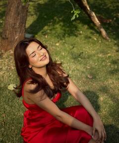 डीप नेक रेड गाउन पहन अवनीत कौर ने दिखाई कातिल अदाएं, दिए ऐसे-ऐसे पोज कि तस्वीरें देख आहें भर रहे फैंस