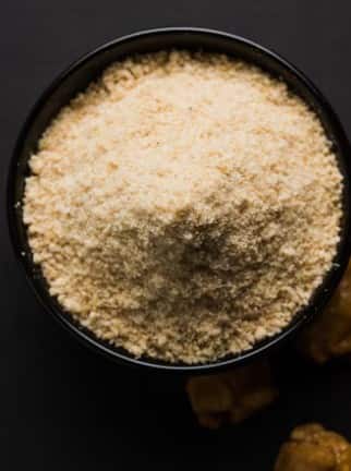 ਖਾਲੀ ਪੇਟ ਹਿੰਗ ਖਾਣ ਦੇ ਬਹੁਤ ਸਾਰੇ ਫਾਇਦੇ ਹਨ। ਜੇਕਰ ਤੁਸੀਂ ਪੇਟ ਸੰਬੰਧੀ ਸਮੱਸਿਆਵਾਂ ਤੋਂ ਪੀੜਤ ਹੋ ਤਾਂ ਖਾਲੀ ਪੇਟ  ਹਿੰਗ ਤੁਹਾਡੇ ਲਈ ਬਹੁਤ ਪ੍ਰਭਾਵਸ਼ਾਲੀ ਸਾਬਤ ਹੋਵੇਗਾ। ਹਿੰਗ ਵਿੱਚ ਐਂਟੀ-ਬੈਕਟੀਰੀਅਲ, ਐਂਟੀ-ਵਾਇਰਲ ਅਤੇ ਐਂਟੀ-ਇੰਫਲੇਮੇਟਰੀ ਗੁਣ ਪਾਏ ਜਾਂਦੇ ਹਨ। ਇਸ ਦਾ ਸੇਵਨ ਦਰਦ ਤੋਂ ਰਾਹਤ ਪਾਉਣ ਲਈ ਵੀ ਬਹੁਤ ਫਾਇਦੇਮੰਦ ਮੰਨਿਆ ਜਾਂਦਾ ਹੈ।