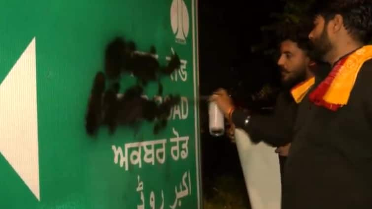 Signboard Of 'Akbar Road' In Lutyens' Delhi Defaced Over Vandalism Of Maharana Pratap Statue