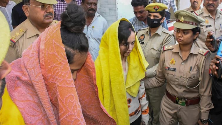 Meerut Ex-Merchant Navy Officer Saurabh Rajput Wife Muskan, Her Lover Addicted To Drugs; Asked For Marijuana In Jail: Report Ex-Merchant Navy Officer's Wife Muskan, Her Lover Addicted To Drugs; Asked For Marijuana In Jail: Report