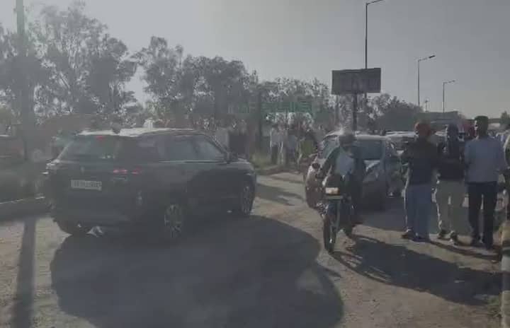 ਹਰਿਆਣਾ ਪੁਲਿਸ ਫਿਲਹਾਲ ਦੂਜੀ ਲੇਨ ਤੋਂ ਬੈਰੀਕੇਡ ਹਟਾ ਰਹੀ ਹੈ। ਕਿਸਾਨਾਂ ਦੇ ਅੰਦੋਲਨ ਕਾਰਨ ਇਹ ਸਰਹੱਦ 13 ਮਹੀਨਿਆਂ ਤੋਂ ਬੰਦ ਸੀ।