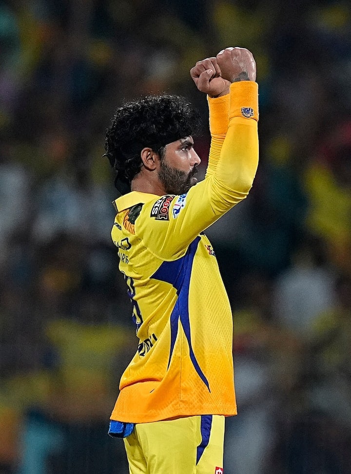 જાડેજાએ વર્ષ 2008માં IPLમાં ડેબ્યૂ કર્યું હતું અને તે સમયે તે રાજસ્થાન રોયલ્સ ટીમનો ભાગ હતા. તેમણે અત્યાર સુધીમાં 240 IPL મેચોમાં 2959 રન બનાવ્યા છે અને 160 વિકેટ પોતાના નામે કરી છે. તેમનો ઓલરાઉન્ડ પ્રદર્શન હંમેશા CSK માટે ખૂબ જ મહત્વનું રહ્યું છે.