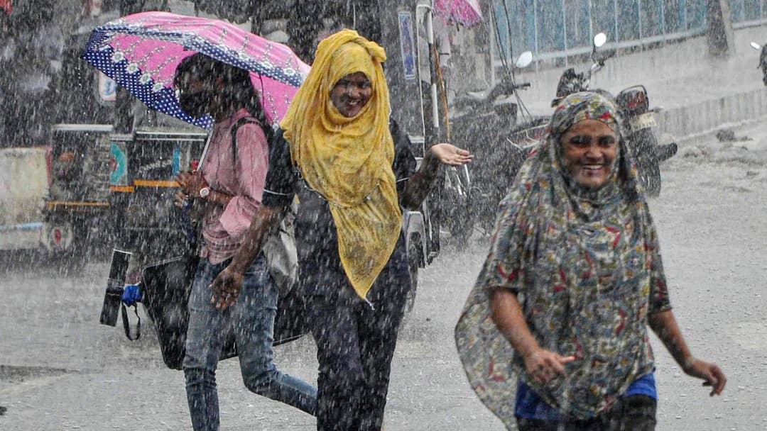 આગામી 48 કલાક ભારે! વરસાદ, વાવાઝોડું, તોફાન અને કરાની હવામાન વિભાગની આગાહી! IMD Issues Heavy Rain Alert, Thunderstorms & Hailstorm Expected for 2 Days આગામી 48 કલાક ભારે! વરસાદ, વાવાઝોડું, તોફાન અને કરાની હવામાન વિભાગની આગાહી!