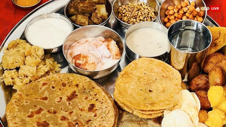 चैत्र माह में बासी या अधिक तला हुआ, मसालेदार भोजन करने से बचना चाहिए. मान्यता है कि इससे सेहत पर विपरीत प्रभाव पड़ता है. गुड़ खाने की भी मनाही होती है. सादा दूध पीना भी हानिकारक हो सकता है, मिश्री या चीनी डालें.