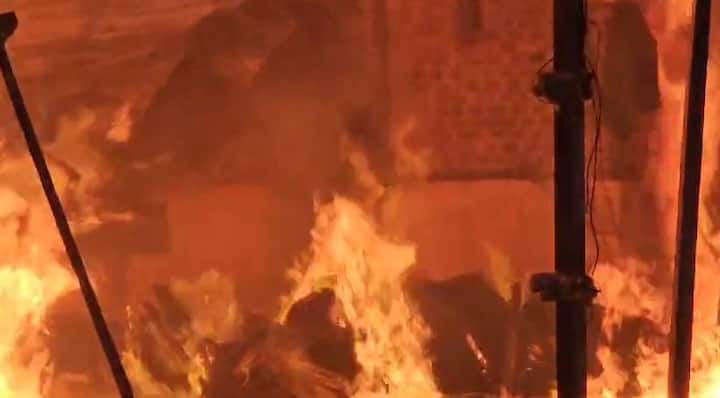 घटनास्थळी अग्निशमन दल दाखल झाले आहेत.