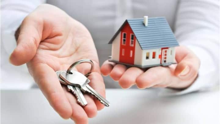 इसके अलावा अगर कोई संपत्ति पति ने खुद खरीदी है. तो उस पर भी महिला का कोई हक नहीं होता है. लेकिन अगर पति-पत्नी दोनों के नाम पर संपत्ति खरीदी गई थी. तो फिर तलाक के बाद भी महिला का उसमें हिस्सा रहेगा.