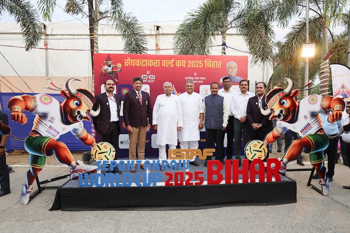 इसे फुटबॉल और वॉलीबॉल का मिश्रण कहा जा सकता है, जिसमें खिलाड़ी को अधिक लचीलापन, संतुलन और कौशल की आवश्यकता होती है.
