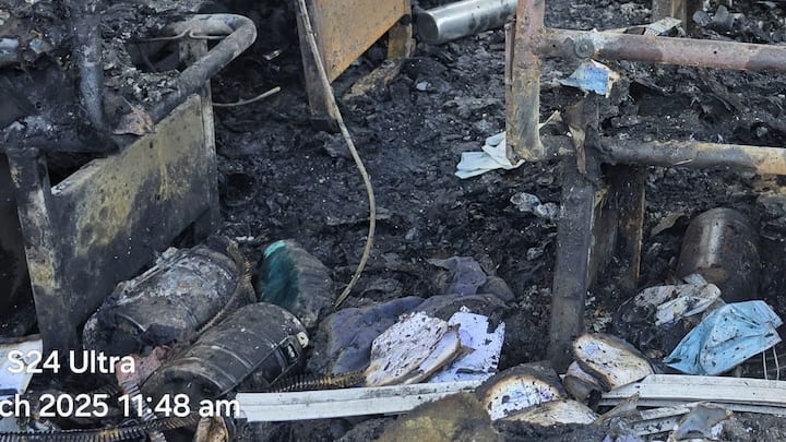 जीवाच्या अकांताने ते दार उघडण्याचा प्रयत्न करत असतील. पण तो दरवाजा उघडला नाही. फुटलेल्या काचांवरही असेच निशाण होते. ते शेवटपर्यंत झगडले होते.