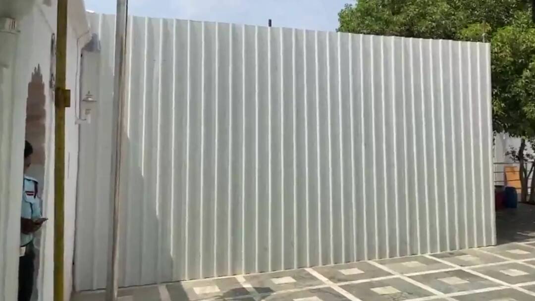 ASI Cover Aurangzeb’s Tomb With Fencing Tin Sheets Amid Violent Calls To Remove It ASI Covers Aurangzeb’s Tomb With Tin Sheets Amid Tensions Over Demands For Its Removal