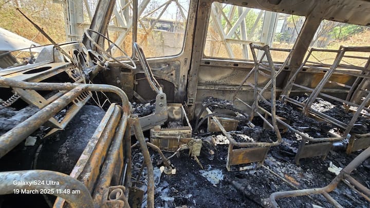 गाडीच्या जळालेल्या लोखंडावर ओरखडे होते. ते शेवटच्या क्षणापर्यंत जीव वाचवण्यासाठी प्रयत्न करत होते. कोणीतरी त्या बंद दरवाज्याला ओरबाडून उघडायचा प्रयत्न केला होता.