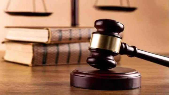 इसके अलावा महिला को तलाक के बाद पति की ओर से गुजारा भत्ता यानी एलिमनी मिलती है. जिसे कोर्ट तय करता है. जिसके लिए कई फैक्टर्स निर्धारित किए गए होते हैं. उनके आधार पर ही एलिमनी तय की जाती है.