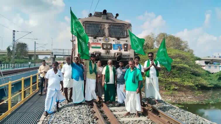 Farmers blocked Trichy-Chennai Vaigai train Cauvery bridge tnn திருச்சியே பரபரத்து போயிடுச்சு... விவசாயிகள் எடுத்த அதிரடி முடிவால் பரபரப்பு