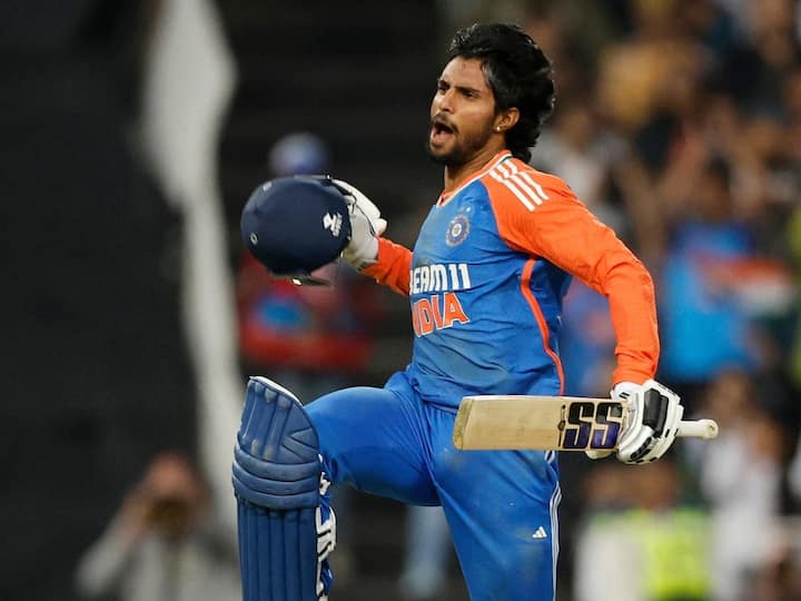 यानंतर तिलक वर्मा यांचे नाव येते ज्यांनी दक्षिण आफ्रिकेविरुद्ध फक्त 41 चेंडूत शतक झळकावले.