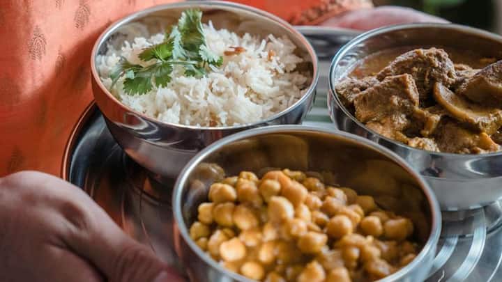 ভোজনরসিক বাঙালি তো বটেই বেশিরভাগ এদেশের সিংহভাগ বাড়িতেই ভাত খাওয়ার রীতি রয়েছে। দুপুরে খাওয়ার সঙ্গে সঙ্গে ভাত খাওয়া হয় রাতেও। আর এখানেই লুকিয়ে রয়েছে বিপদ। রাতে ভাত খেলে বেশ কিছু শারীরিক সমস্যা হতে পারে। 