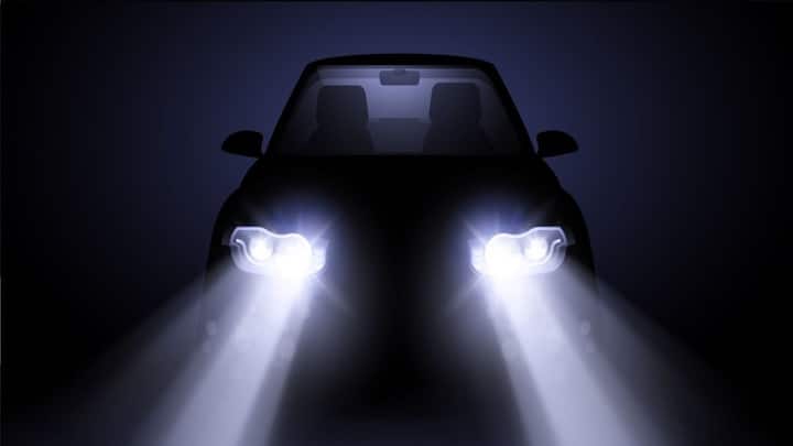 बहुत से लोग रात के समय हाई बीम का इस्तेमाल करते हैं. जो कि जरूर भी होता है. लेकिन अगर उस दौरान सामने से कोई गाड़ी आ रही हो, तो हाई बीम को लो बीम में कर लेना चाहिए. क्योंकि आपको बता दें हाई बीम का गलत इस्तेमाल करने पर भी चालान होता है.