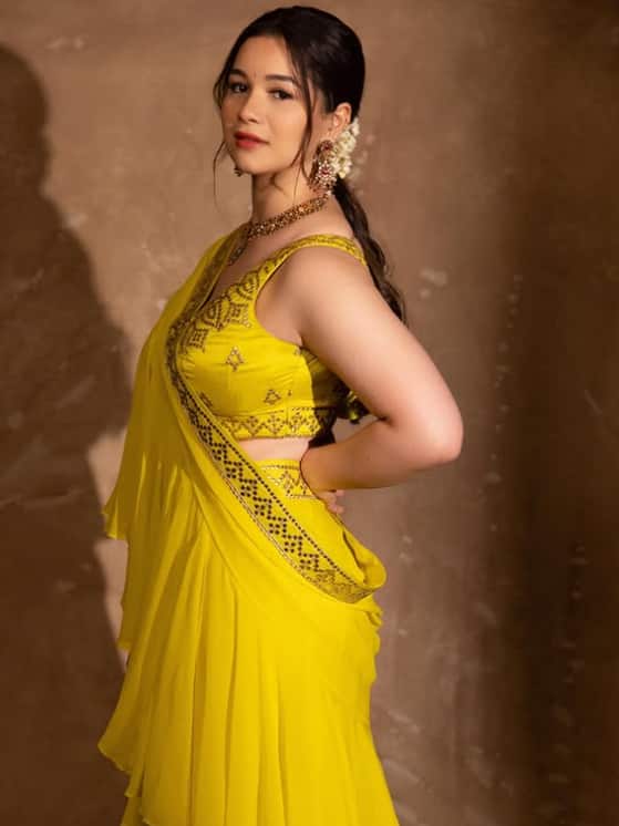 सारा ने रफल साड़ी के साथ बैक साइड से वी  नेक वाला ब्लाउज पहना हुआ है. ये डिजाइन भी काफी शानदार है.