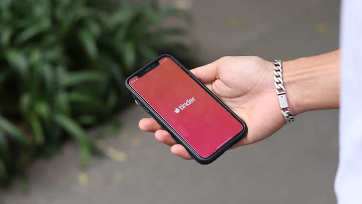 यह ट्रेंड रिश्तों में प्राइवेसी और सुरक्षा से जुड़ी गंभीर समस्याओं को जन्म दे रहा है. टेक्नोलॉजी ने प्यार और रिश्तों की परिभाषा बदल दी है, लेकिन सवाल ये भी है कि क्या इस बदलाव ने भरोसे को कमजोर कर दिया है?