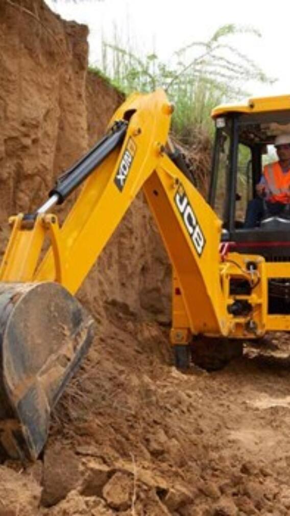 JCB बुलडोजर का दूसरा नाम क्या है?