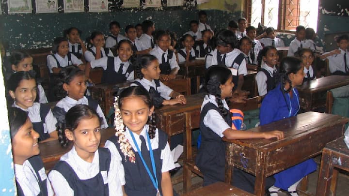 शालेय शिक्षणमंत्र्यांनी घोषणा केल्यानंतर राज्यातील राज्य मंडळाच्या शाळांमध्ये शिकवणारे शिक्षक आणि आपल्या मुलांना शिक्षण देणाऱ्या पालकांमध्ये संभ्रम निर्माण झाला आहे. मात्र, शासनाने तयारी सुरू केली आहे.