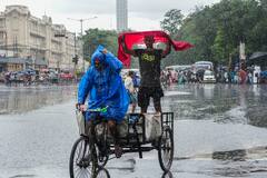Kolkata Weather Update : আর কিছুক্ষণেই আকাশ হবে কালো ! এলোপাথাড়ি বইবে হাওয়া, ঝড়-বৃষ্টি-শিল কলকাতায়?