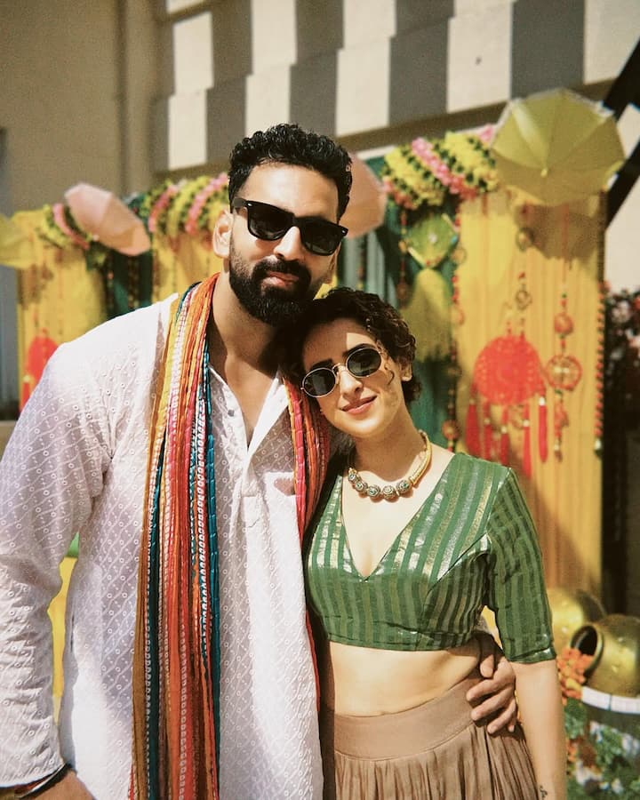 सान्या ने हर फंक्शन की झलक अपने फैंस को दिखाई है. उन्होंने मेहंदी में क्रॉप टॉप और स्कर्ट पहनी थी. साथ ही एक नेकपीस भी पहना है.