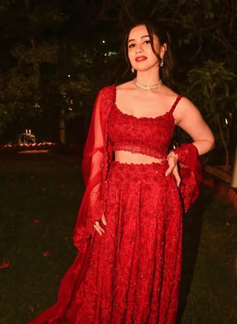 रेड कलर के लहंगे के साथ सारा ने मैचिंग ब्लाउज पेयर किया है और स्पेगेटी स्ट्रेप रखी हैं. इस ब्लाउज डिजाइन को भी आप अपने कलेक्शन में शामिल कर सकती हैं.