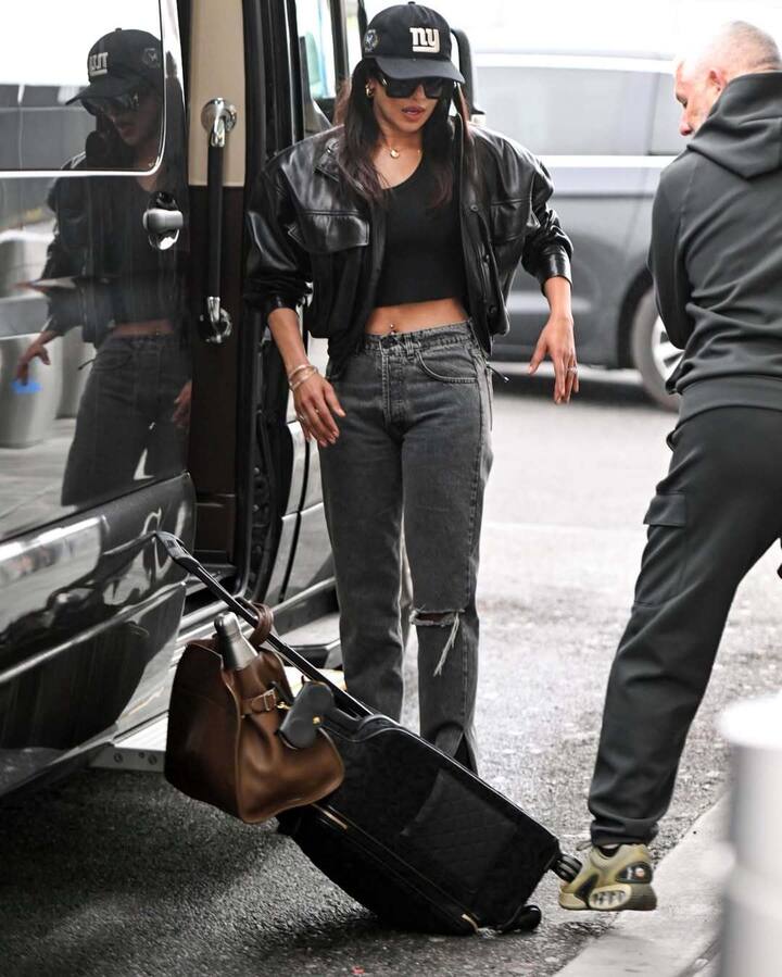 She wore a black tank top with a U-neckline, broad shoulder straps, a fitted silhouette, and a cropped hem that showcased her toned abs.