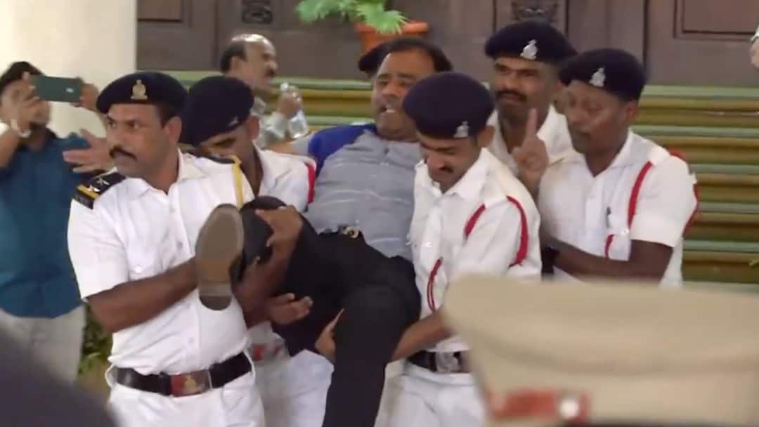 18 Karnataka BJP MLAs Suspended For 'Disrespecting' Speaker, Marshalled Out Of Assembly — Video 18 Karnataka BJP MLAs Suspended For 'Disrespecting' Speaker, Marshalled Out Of Assembly — Video