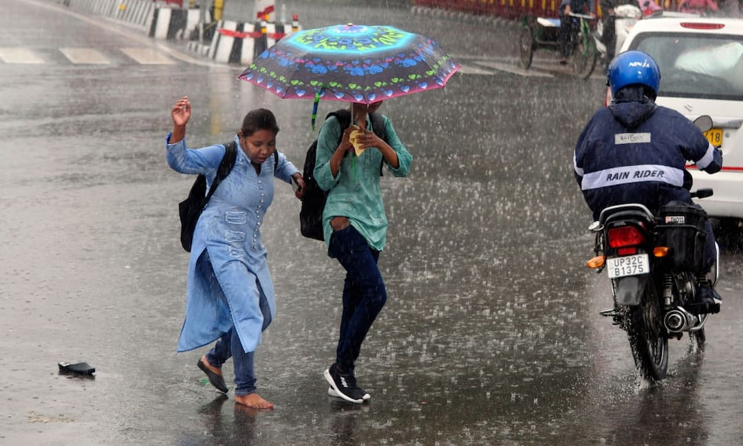 UP Weather: यूपी के इन 35 जिलों में बारिश का अलर्ट, आंधी-तूफान के साथ बिजली गिरने की भी चेतावनी UP Weather Update IMD Alert Rain Thunderstorms From 21th March Lucknow varanasi prayagraj Mausam Vibhag UP Weather: यूपी के इन 35 जिलों में बारिश का अलर्ट, आंधी-तूफान के साथ बिजली गिरने की भी चेतावनी
