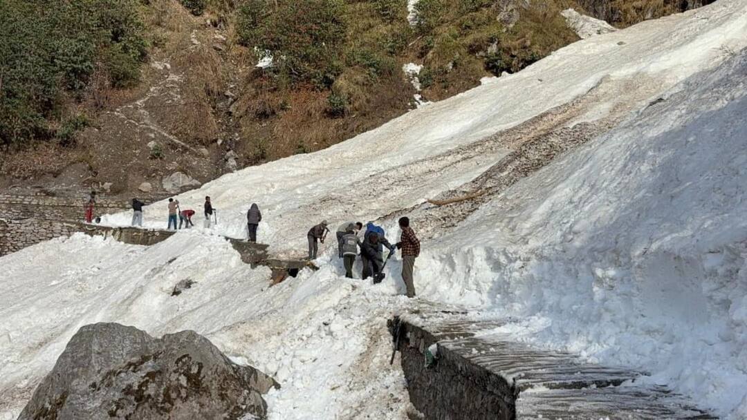 केदारनाथ यात्रा की तैयारियां जोरों पर, पैदल मार्ग से बर्फ हटाने का काम जारी chardham yatra 2025 Preparations for Kedarnath Yatra are in full swing ann केदारनाथ यात्रा की तैयारियां जोरों पर, पैदल मार्ग से बर्फ हटाने का काम जारी