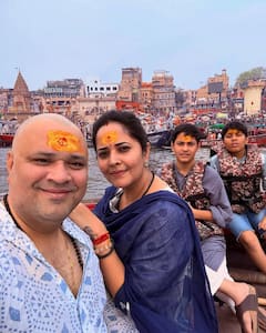 Anasuya Bharadwaj: వారణాసి వెళ్లిన అనసూయ భరద్వాజ్... కుటుంబంతో కలిసి ప్రత్యేక పూజలు