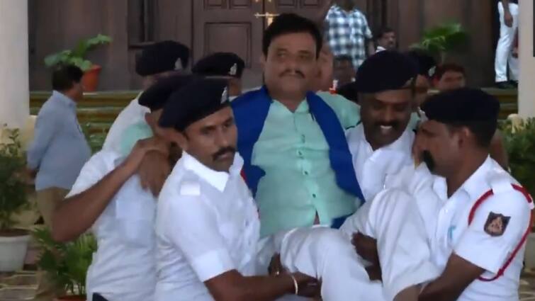 Karnataka 18 BJP MLAs carried out of Assembly after their suspension six months for disrupting proceedings see video VIDEO: कर्नाटक विधानसभा में मार्शलों ने BJP विधायकों को कंधों पर टांगा और कर दिया बाहर, जानें क्यों