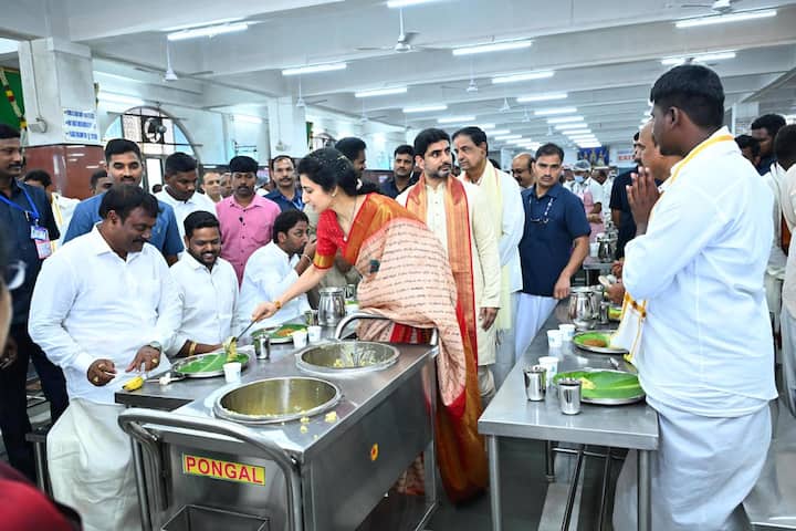 శ్రీవారి దర్శనం తర్వాత తరిగొండ వెంగమాంబ అన్నదాన వితరణ కేంద్రంలో ప్రసాదాలు పంపిణీ చేశారు చంద్రబాబు కుటుంబం