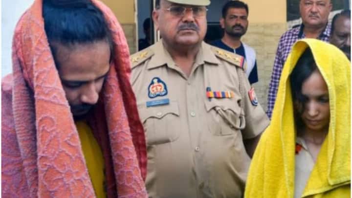 હાલમાં જ મેરઠથી એક ભયાનક ઘટના સામે આવી છે, જેમાં એક મહિલાએ તેના પ્રેમી સાથે મળીને તેના પતિની હત્યા કરી નાખી. હત્યા બાદ તેની લાશના 15 ટુકડા કરી ડ્રમમાં ભરીને ઉપર સિમેન્ટથી ઢાંકી દેવામાં આવ્યો હતો. પોલીસે આ કેસમાં બંને આરોપીઓની ધરપકડ કરી છે.