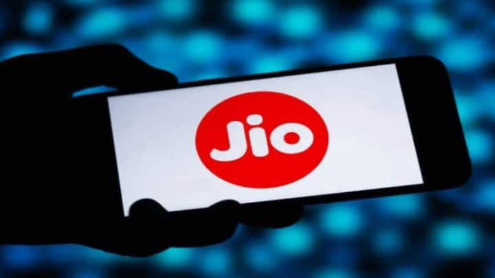 Jioનો રૂ. 899નો પ્લાન 90 દિવસની વેલિડિટી આપે છે. આમાં પણ યુઝર્સને અનલિમિટેડ કોલિંગની સાથે દરરોજ 2GB હાઇ સ્પીડ ડેટાનો લાભ મળે છે. કંપની આ પ્લાનમાં તેના યુઝર્સને 20GB વધારાનો ડેટા ઓફર કરી રહી છે. વપરાશકર્તાઓને આ બંને પ્લાનમાં અમર્યાદિત 5G ડેટા પણ ઓફર કરવામાં આવે છે.