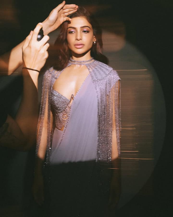 లుక్ బావుండాలంటే డ్రస్సుతో పాటు హెయిర్ స్టైల్ కూడా ముఖ్యమే. సమంతకు అసిస్టెంట్ హెయిర్ స్టైల్ సెట్ చేస్తున్న టైంలో తీసిన ఫోటో ఇది. (Image Courtesy: samantharuthprabhuoffl / Instagram)