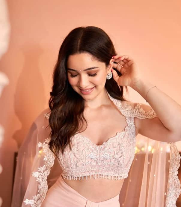 सिंपल ड्रेस को हैवी लुक देना चाहती हैं तो सारा का ये पर्ल वाला ब्लाउज अपनी साड़ी या लहंगे या स्कर्ट के साथ पेयर करें.