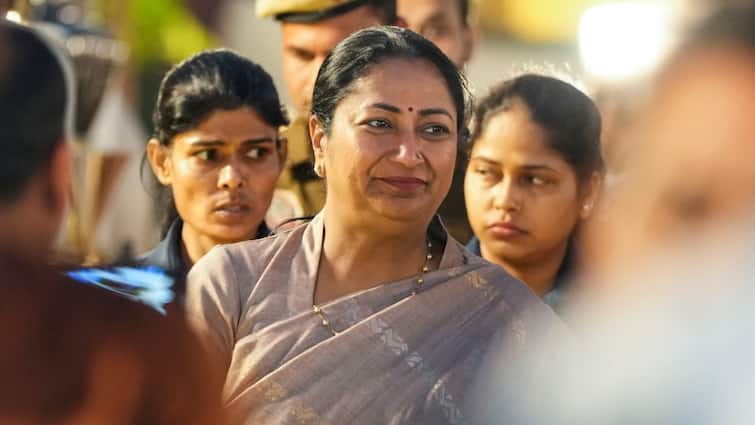 Delhi CM Rekha Gupta instructed for maintenance of national flag and statues of great leaders ANN 'झंडे के आसपास गंदगी है, तो कहीं मूर्तियां क्षतिग्रस्त,' नाराजगी जताते हुए रेखा गुप्ता ने दिए सख्त निर्देश