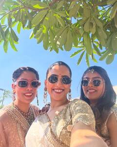 फैमिली फंक्शन में 'मिसेज' की 'ऋचा' का दिखा ऐसा अवतार, लाल साड़ी में डॉग के साथ दिए ऐसे पोज