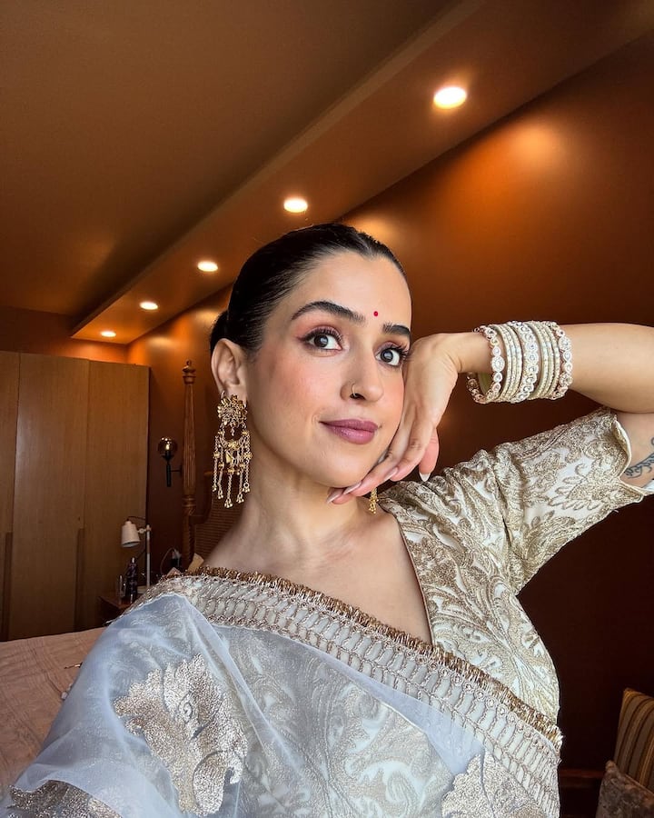 वर्कफ्रंट की बात करें तो सान्या आखिरी बार फिल्म मिसेज में नजर आईं हैं. इस फिल्म में उनकी एक्टिंग की खूब तारीफ हुई है. ऑडियन्स से लेकर क्रिटिक्स तक सभी ने सान्या की खूब तारीफ की है.