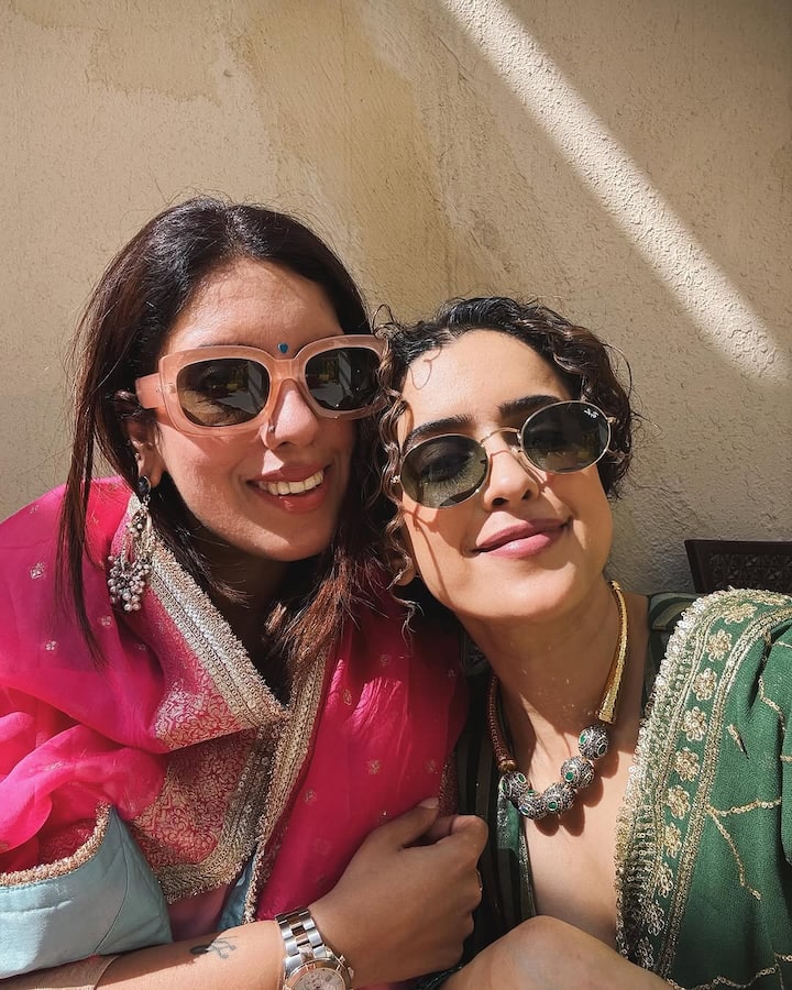 शादी में मस्ती करते हुए सान्या ने ढेर सारी वीडियो और फोटोज शेयर की हैं. जिसमें वो सभी के साथ पोज देती नजर आ रही हैं.