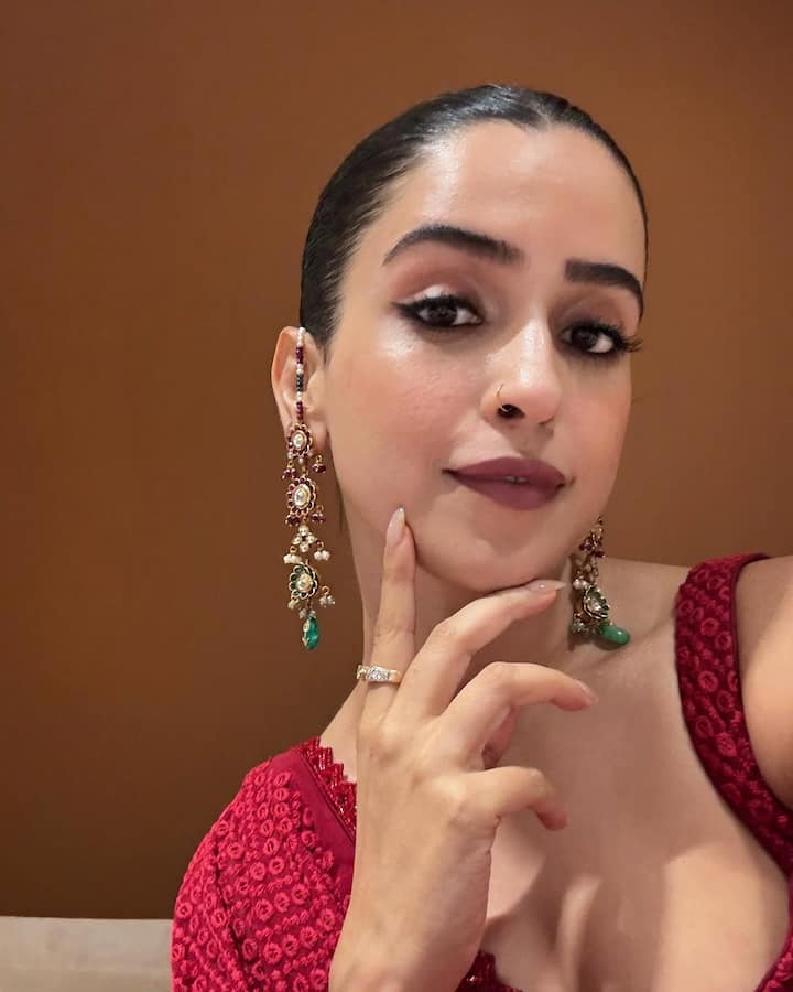 सान्या लाल कलर की साड़ी में बहुत खूबसूरत लग रही थीं. उन्होंने अपने लुक को स्लीक बन और ईयररिंग से कंप्लीट किया था. साथ ही उन्होंने नोजरिंग पहनी थी.