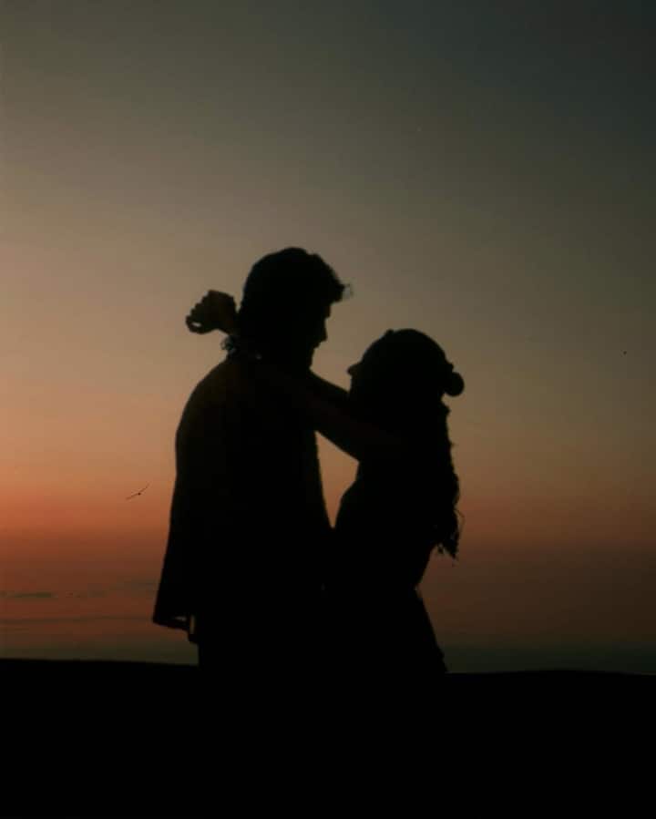 Silhouette (நிழல் வடிவம்) முறையில் தனது காதலர் யார் என்பதை காட்டியுள்ளார். அந்த நிழல் உருவத்தை மட்டும் வைத்து இவர் சூப்பர் சிங்கர் 7 நிகழ்ச்சியில் கலந்து கொண்டு பிரபலம் ஆன சாம் விஷால் என ரசிகர்கள் கூறி வருகிறார்கள்.